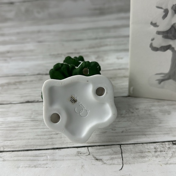 Department 56 “Village Porcelain tree small”
As is repaired see description - Picture 6 of 10